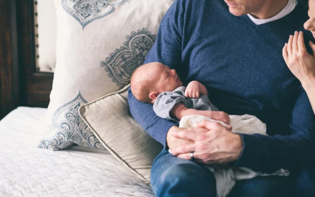 Nouveau congé de naissance de juillet 2026 : quels sont vos droits de parents ?